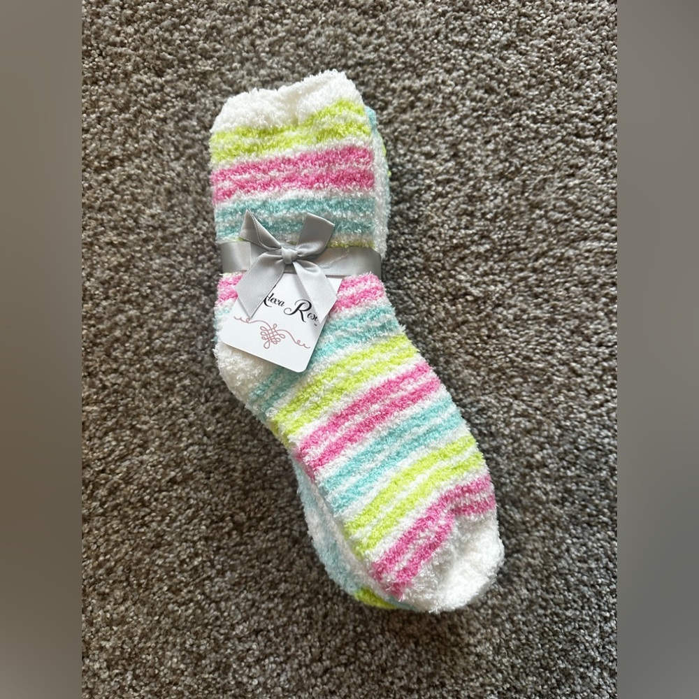 Women’s fuzzy socks size 9-11 pack of 3